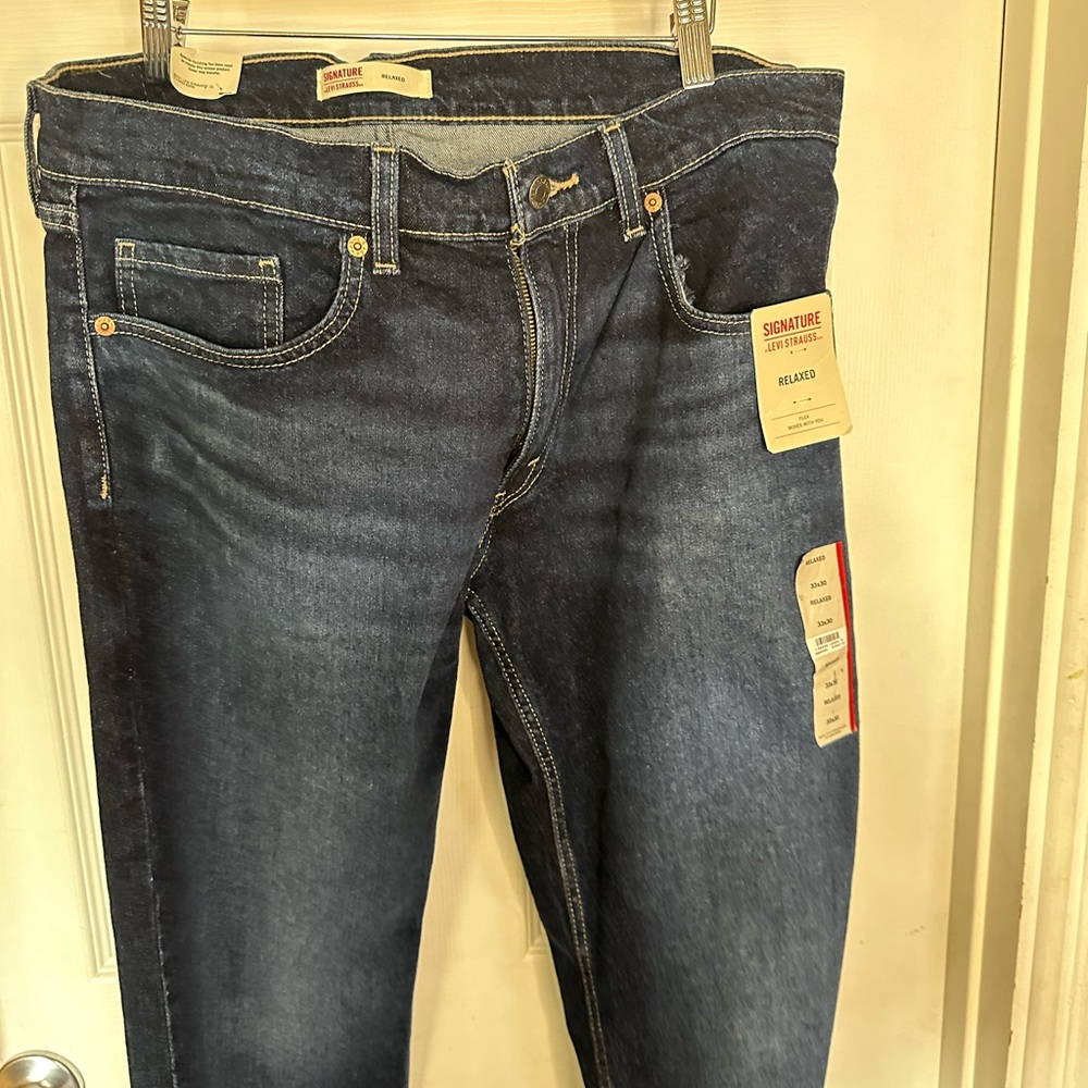 Men’s Signature Levi Strauss:Relaxed Fit Jeans. - Picture 3 of 7